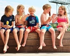 Color Kids Badeshorts Beach Shorts Türkis/blau Blockstreifen -Kindermode – Einfach machen. kinder badebekleidung uv schutz 1280x1280