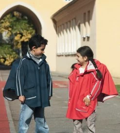 Playshoes Kinder Regencape Marine Extra Lang Regenponcho -Kindermode – Einfach machen. regencape f r schulranzen 1280x1280 2